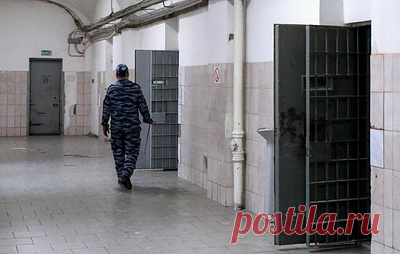 Трое россиян получили от 15 до 19 лет за поджоги и призывы к терроризму. Все они были завербованы спецслужбами Украины