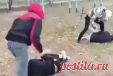 Двух школьников жестоко избили в Свердловской области. В городе Сухой Лог Свердловской области группа подростков жестоко избила двух школьников, все происходящее они записывали на видео. По словам местных жителей, инцидент произошел 10 сентября на территории МАОУ «СОШ № 17». Подростки наносили удары по голове и в живот лежащим на земле школьникам.