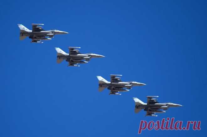 В США объявили сроки начала обучения украинских летчиков пилотированию F-16. Ранее Нидерланды и Дания согласились предоставить Киеву более 60 самолетов.