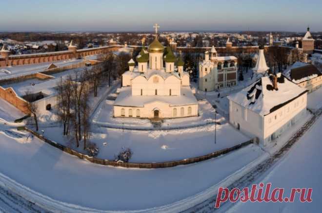 Суздаль передал Кирову символ новогодней столицы России. Проект реализуется Минкультом с 2012 года.