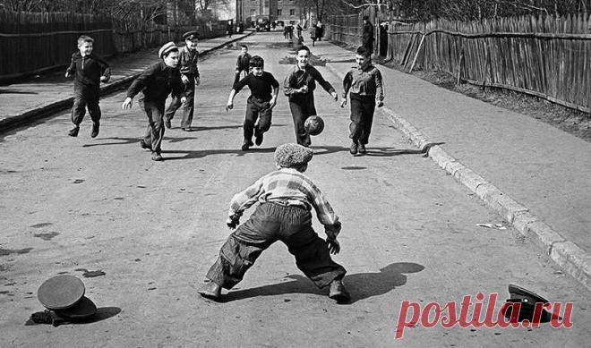 Лучшие и забытые игры нашего детства В XXI веке дети незаметно исчезли из дворов больших городов — теперь они играют в компьютерные игры или благовоспитанно проводят время в специально организованных детских клубах. Вместе с детьми исчезла культура дворовых игр и дворовая социализация (со всеми ее особенностями).