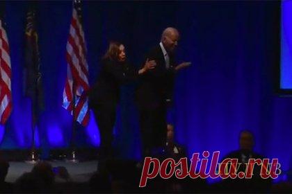 Байден сымитировал прыжок со сцены после своего выступления. Президент США Джо Байден сымитировал прыжок со сцены после своего выступления на ежегодном ужине демократической партии. На кадрах видно, как глава Белого дома подходит к краю сцены и делает вид, что собирается прыгнуть. Вице-президент США Камала Харрис подходит к нему и что-то говорит и с улыбкой.