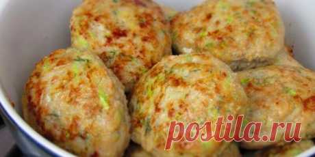 З користю для фігури! Смачні курячі котлетки з кабачком Кабачок – це універсальний овоч, який чудово поєднується з різними продуктами, в тому числі, і з курячим м’ясом.