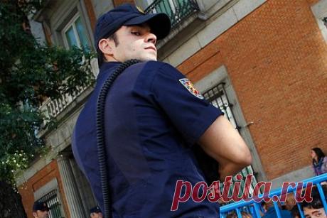 В Испании конфисковали более четырех тонн гашиша на судне из Великобритании. Испанская полиция конфисковала более четырех тонн гашиша на борту парусного судна из Великобритании, говорится в сообщении правоохранителей. В ходе операции полиция задержала в заливе Кадис у южного побережья Испании двух граждан Великобритании, направлявшихся на судне в Марокко за новой партией наркотика.