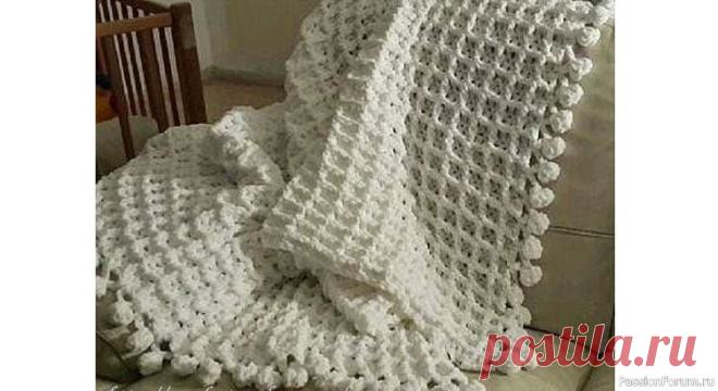 ​Плед вафельным узором от Ольги Евстроповой | Вязаные крючком аксессуары Плед связан из очень мягкой и пушистой пряжи dolphin, наподобии флисовой.  Узор — обычный вафельный. По краям плед украшен маленькими помпончиками.Размер пледа – 2 х 1,5 м. Довязала в з часа ночи, быстро сфотографировала, а на следующий день уже подарила.Как вязать вафельный...