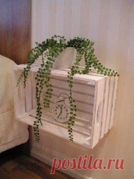 Прикроватная тумба из деревянного ящика