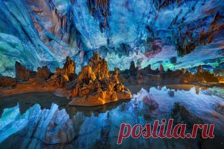 15 самых красивых пещер мира! Пещера Люди Ян (Китай)
15-1
Пещера Тростниковой Флейты является местом паломничества на протяжении 1200 лет.
Свое название она получила за ряды сталагмитов и сталактитов, образующих подобие ряда трубок травяной флейты.
(инет)