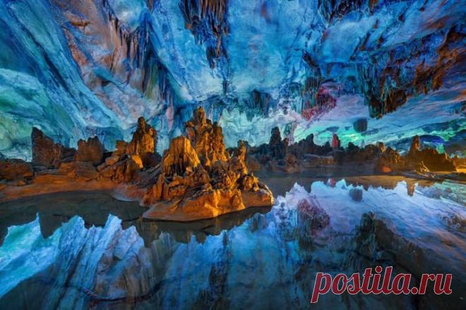 15 самых красивых пещер мира!                                         Пещера Люди Ян (Китай)
15-1
Пещера Тростниковой Флейты является местом паломничества на протяжении 1200 лет.
Свое название она получила за ряды сталагмитов и сталактитов, образующих подобие ряда трубок травяной флейты.
(инет)