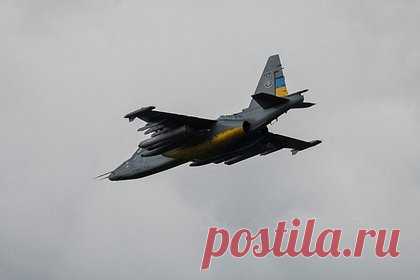 Минобороны заявило о поражении украинских Су-25 и МиГ-29. Системы противовоздушной обороны (ПВО) за минувшие сутки поразили самолеты Су-25 и МиГ-29 Воздушных сил (ВС) Украины. Об этом журналистам сообщили в Минобороны. Там уточнили, что самолеты противника были поражены в районе населенного пункта Доброполье в Донецкой народной республике (ДНР), а также в районе Камышевахи.
