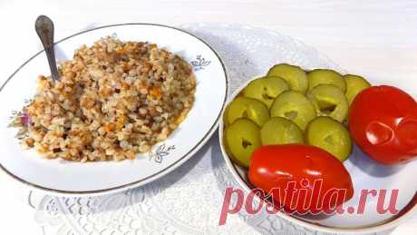 Готовим гречневую кашу с тушенкой Простой видео рецепт приготовления вкусной и сытной гречневой каши приготовленной с тушенкой и морковью с луком.Продукты для приготовления гречневой каши с тушенкой:Тушенка - 1 банка (у меня свинина весом 500 гр) Гречневая крупа - 2,5 стакана Вода питьевая - 1,5 л. Репчатый лук - 1 шт....