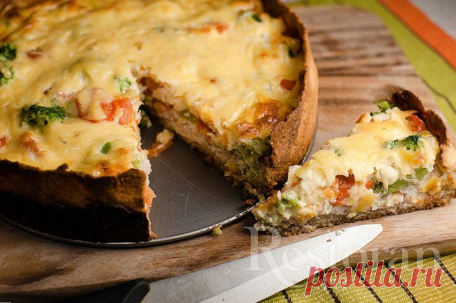 Киш с курицей и овощами.