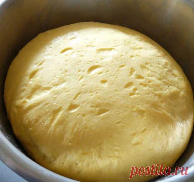 Французское тесто для сладкой выпечки: выбор опытных хозяюшек
Продукты:
650 г муки
200 г сливочного масла, маргарина или спреда
100 г сахара
2 яйца
250 г молока
1 ч. л. без горки соли
11 г сухих дрожжей

Готовим:
В чашу для замешивания теста влей теплое молоко, растопленное масло и 2 яйца. Туда же всыпь соль и сахар, затем перемешай всё вместе.
После этого тебе нужно смешать сухие быстродействующие дрожжи с просеянной мукой и высыпать это в чашу. Теперь наступает процесс з...