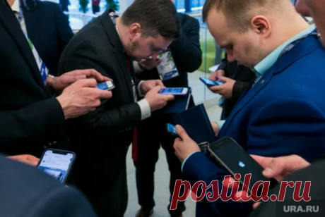Россиянам посоветовали заклеивать камеры и микрофоны на смартфонах