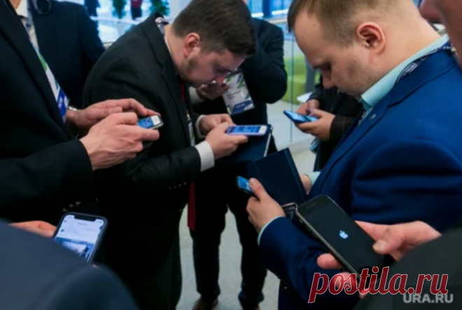 Россиянам посоветовали заклеивать камеры и микрофоны на смартфонах