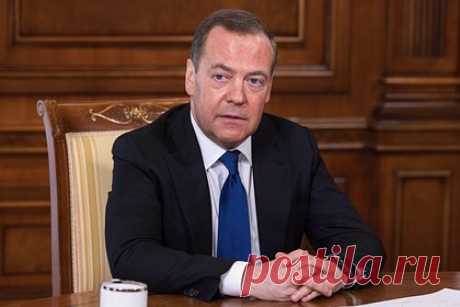 Медведев назвал русских и украинцев одним народом. Русские и украинцы являются одним народом, заявил заместитель председателя Совбеза России Дмитрий Медведев. По его словам, до развала Советского Союза никто не считал русских и украинцев разными народами. Украинский язык представляет собой один из диалектов русского, добавил он.