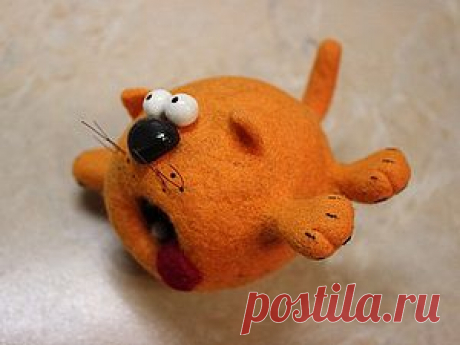 валяем рыжего кота. - -