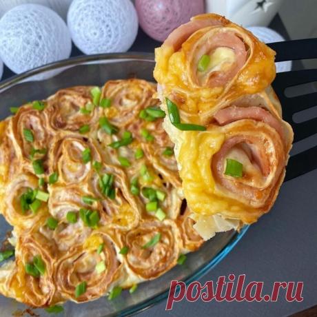 СЛОЙКИ С ВЕТЧИНОЙ И СЫРОМ
Ингредиенты:
- Лаваш 200 гр
- 1 ст л сметаны
- ветчина и сыр для начинки
Для заливки:
- сметана 100-150 гр
- яйца 2 шт
Приготовление:
1. Лаваш смазываем сметаной и выкладываем ветчину и сыр.
2. Закручиваем в рулетик и разрезаем порционно.
3. Выкладываем порционные рулетики плотно в форму для запекания.
4. Для заливки все соединяем, немного солим.
5. И заливаем рулетики.
6. Выпекаем при 180 гр 25-30 минут.