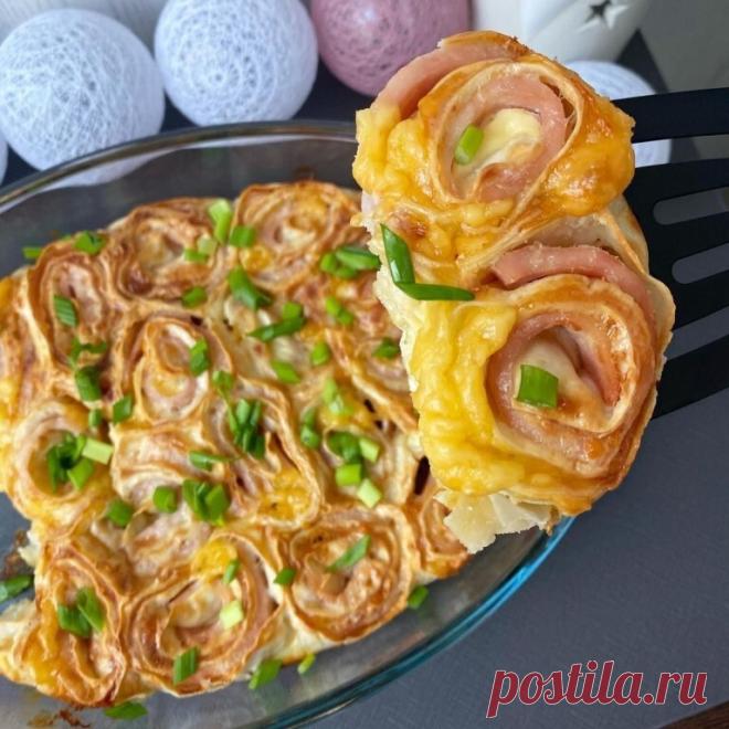 СЛОЙКИ С ВЕТЧИНОЙ И СЫРОМ
Ингредиенты:
- Лаваш 200 гр
- 1 ст л сметаны
- ветчина и сыр для начинки
Для заливки:
- сметана 100-150 гр
- яйца 2 шт
Приготовление:
1. Лаваш смазываем сметаной и выкладываем ветчину и сыр.
2. Закручиваем в рулетик и разрезаем порционно.
3. Выкладываем порционные рулетики плотно в форму для запекания.
4. Для заливки все соединяем, немного солим.
5. И заливаем рулетики.
6. Выпекаем при 180 гр 25-30 минут.