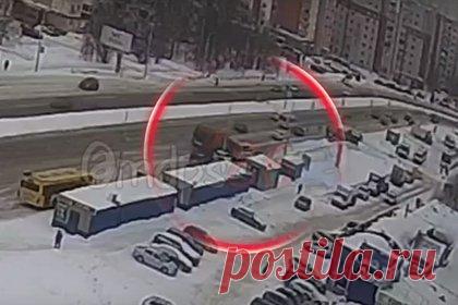 В российском городе мусоровоз на скорости врезался в маршрутку. В российском городе мусоровоз на скорости врезался в маршрутку. Отмечается, что авария произошла на остановке УБР в Сургуте, в результате чего пассажирская «Газель» оказалась вдавлена в столб. По предварительным данным, пострадавших в результате аварии нет, а в маршрутке находился только водитель.