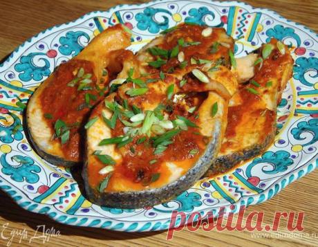 Пряные стейки из семги. Ингредиенты: семга стейки, лук зеленый, мука