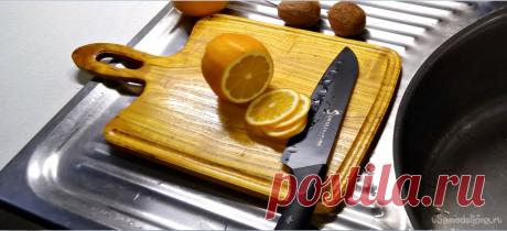 Разделочная доска из шелковицы Сломал я свою заслуженную досочку из черешни, 2016 года изготовления, специально по фоткам посмотрел, когда делал. Фотки той поры не сохранились, ни самой досочки, ни изготовления её, просто я делал сразу парой, вместе с лопаточками для сковородок. И один комплект подарил своим гостям. Вот их