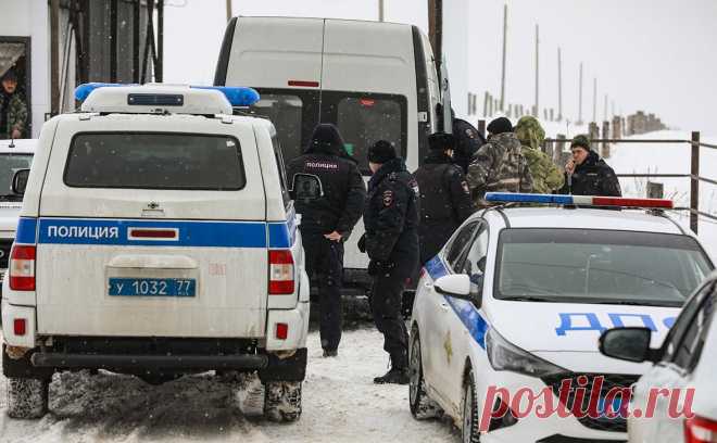 На месте крушения Ил-76 под Белгородом нашли обломки ракеты. На месте крушения военного самолета Ил-76 под Белгородом обнаружены фрагменты, предположительно, зенитной управляемой ракеты, сообщает ТАСС со ссылкой на оперативные службы.