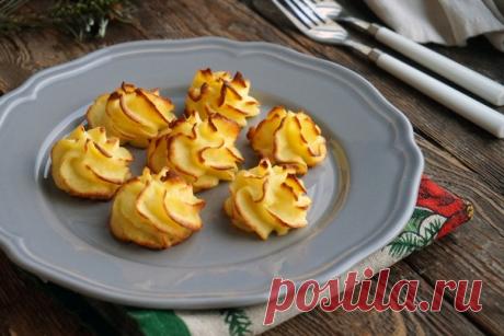 Картофельные розы

Картофельные розы могут выступать в качестве гарнира или как самостоятельное блюдо. Такая красивая подача украсит и разнообразит любой стол!

Общее время готовки – 1 час
Активное время готовки – 20 минут
Калорийность на 100 гр – 130 ккал
Количество порций – 4 порции

Ингредиенты:

Картофель – 500 г
Яйцо куриное – 2 шт.
Масло сливочное – 30 г
Соль – 0.5 ч.л. по вкусу
Орех мускатный – по желанию

Приготовление:

1. Подготовить ингредиенты.

2. Картофель по...