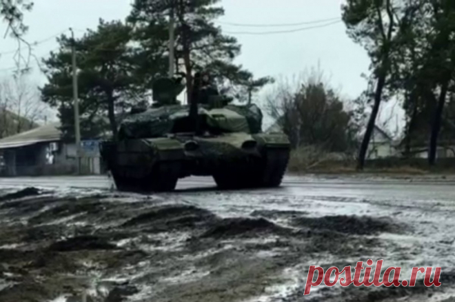 Танк ВС РФ продолжил вести огонь после прямого попадания из гранатомета. Мужество и высокий уровень профессионализма танкисты проявили на авдеевском направлении.