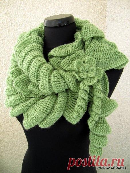 Спиральный шарф


Спиралька — это вязанная полоска, закрученная по спирали. Такое украшение под силу выполнить даже начинающим мастерицам. Спиральки очень интересно смотрятся на детских шапочках, шарфах, для отделки сумочек, сувениров.
Рассмотрим, как они вяжутся. Набираем цепочку из 25 воздушных петель.
Добавляем 3 воздушные петли для подъема в следующий ряд и выполняем столбик с/н в 4-ю петлю от крючка
В каждую следующую воздушную петлю вяжем по 2 столбика с/н
Если спира...