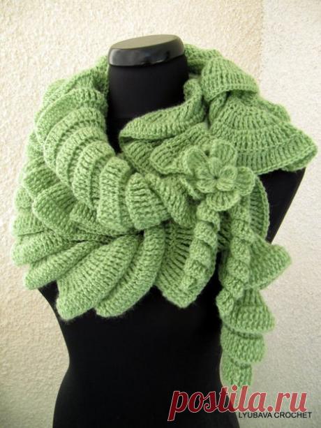 Спиральный шарф


Спиралька — это вязанная полоска, закрученная по спирали. Такое украшение под силу выполнить даже начинающим мастерицам. Спиральки очень интересно смотрятся на детских шапочках, шарфах, для отделки сумочек, сувениров.
Рассмотрим, как они вяжутся. Набираем цепочку из 25 воздушных петель.
Добавляем 3 воздушные петли для подъема в следующий ряд и выполняем столбик с/н в 4-ю петлю от крючка
В каждую следующую воздушную петлю вяжем по 2 столбика с/н
Если спира...