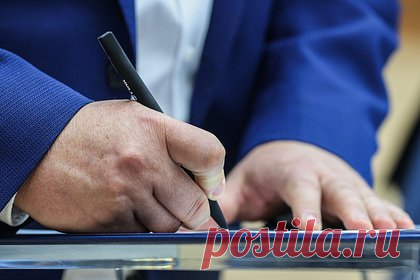 В Бурятии приняли законопроект об отмене прямых выборов мэра Улан-Удэ. Депутаты Народного хурала Бурятии приняли законопроект об отмене прямых выборов мэра Улан-Уде. Об этом сообщил представитель думы, передает РИА Новости. Документ об отмене прямых выборов внес в Народный Хурал глава Бурятии Алексей Цыденов. Он предложил назначать градоначальника горсоветом из кандидатов.