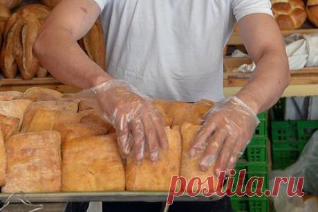 Сотрудники хлебозавода вытащили погибшую коллегу из агрегата и продолжили работу. Руководитель компании SPC в Южной Корее извинился за то, что работа принадлежащей организации пекарни не была остановлена после гибели сотрудницы. 23-летнюю работницу пекарни затянуло в агрегат для производства соусов. Коллеги извлекли тело погибшей из агрегата и вернулись к своим рабочим обязанностям.