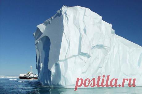 Тёмно-синий цвет имеют т. н. «чёрные» айсберги, недавно перевернувшиеся в воде.