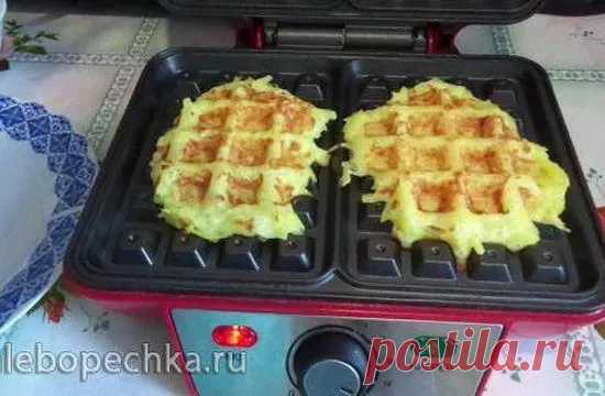 Драники картофельные без муки в вафельнице GFgril GFW-015  Мне не очень нравятся драники с мукой и жареные в масле, раньше я их делала ооочень редко. Но как только у меня появилась вафельница, картошка стала просто тая