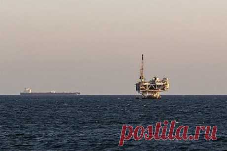 Раскрыт план G7 по потолку цен на российскую нефть. Страны «Большой семерки» (G7) хотят сохранить установленный потолок цен на российскую нефть на уровне 60 долларов за баррель. «&quot;Группа семи&quot; хочет сохранить потолок цен на российскую нефть на уровне 60 долларов за баррель», — сообщает издание.