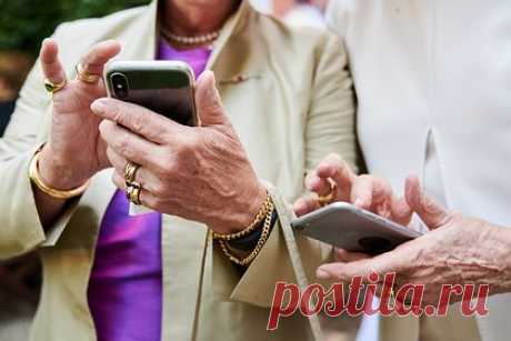 За пользователями iPhone шпионили через уведомления. Создатели приложений для iPhone нашли новый способ собирать данные пользователей. Выяснилось, что многие приложения собирают информацию о времени безотказной работы системы, локальных данных, языке клавиатуры, доступной памяти, состоянии батареи, об использовании памяти, модели устройства и яркости дисплея.