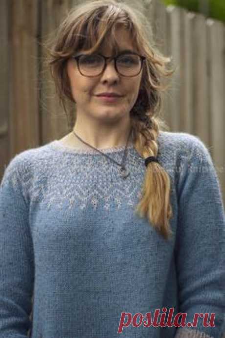 Новинка с сайта knitweek.ru Очаровательная модель женского свитера"Джэй"с круглой жаккардовой кокеткой спицами .