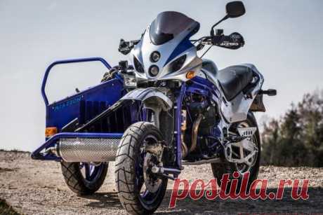 Внедорожный мотоцикл Suzuki с коляской (9 фото) | Чёрт побери У любого человека, родившегося на территории СССР/СНГ, мотоцикл с коляской ассоциируется с Уралом, но сайдкары не ограничиваются мотоциклами ирбитского завода. К примеру, внедорожный Suzuki GSX-F1000 с коляской — творение Марио Миаццона (Mario Miazzon). Некоторые особенности: — донор: Suzuki GSX-1000F 1995 (в сердце зверя четырехцилиндровый 1000-кубовый двигатель воздушного охлаждения) — двигатель: рабочий объем...