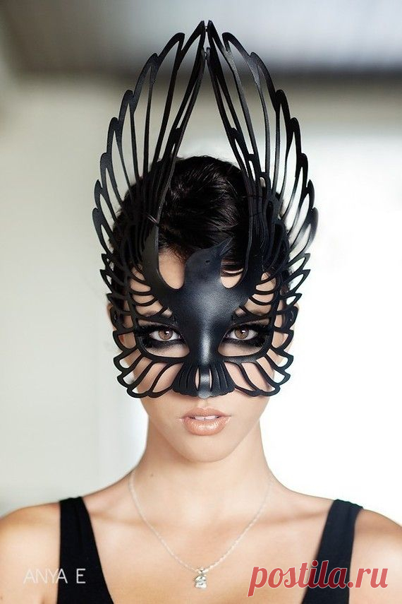 Красивые маски и украшения из кожи