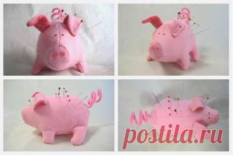 ПОРОСЁНОК-ИГОЛЬНИЦА: МАСТЕР-КЛАСС
#игольницы
Как сшить поросёнка, символ 2019 года
Такого поросёнка можно использовать как игольницу, игрушку или новогодний подарок-сувенир. Шить поросёнка можно из флиса, войлока, тонкого фетра. Также подойдёт не слишком тонкая ткань. Именно эту игрушку можно сделать и из плотного трикотажа, в том числе шерстяного, мелкой вязки (так как здесь не остаётся необработанных деталей).

ВАМ ПОТРЕБУЕТСЯ:
— материал для игрушки (трикотаж, флис, фет...