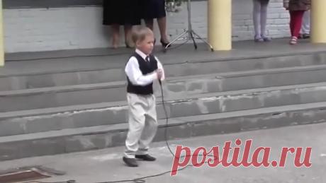 Вот это да! Малыш удивил всех. Настоящий Артист.