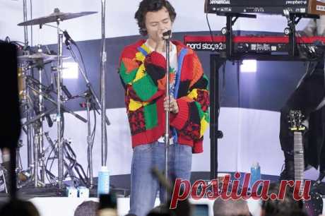 JW Anderson's Harry Styles Cardigan Enters V&A | HYPEBAE