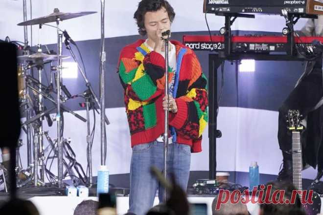 JW Anderson's Harry Styles Cardigan Enters V&A | HYPEBAE
