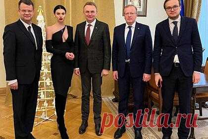 Помощницу замминистра образования Украины раскритиковали за откровенное платье. Помощницу замминистра образования Украины Игоря Гарбарука раскритиковали за откровенное платье, в котором она пришла на деловую встречу. Она была в черном платье с глубоким декольте и без бюстгальтера. Женщина также использовала яркий макияж. Пользователи назвали ее эскортницей.