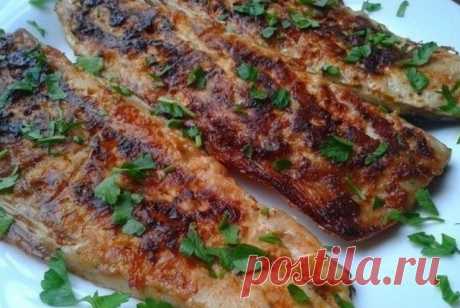 ВКУСНЕЙШАЯ СКУМБРИЯ ПО ГОРДОНУ РАМЗИ

Рецептов из скумбрии очень много, вот и я решила поделиться одним из них. Очень любим скумбрию, эту недорогую и полезную рыбу. Приготовив её по рецепту знаменитого повара, вы ещё больше в неё влюбитесь.
Ингредиенты.

Скумбрия - 2 шт.,

Чеснок - 3 зубка,

Паприка сладкая - 1 ч.л. с горкой,

Оливковое масло - 2 ст.л.,

От себя добавила травку орегано,

Соль морская у Рамзи, у меня обычная каменная соль по вкусу.

Способ приготовления про...