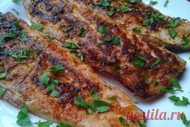 ВКУСНЕЙШАЯ СКУМБРИЯ ПО ГОРДОНУ РАМЗИ

Рецептов из скумбрии очень много, вот и я решила поделиться одним из них. Очень любим скумбрию, эту недорогую и полезную рыбу. Приготовив её по рецепту знаменитого повара, вы ещё больше в неё влюбитесь.
Ингредиенты.

Скумбрия - 2 шт.,

Чеснок - 3 зубка,

Паприка сладкая - 1 ч.л. с горкой,

Оливковое масло - 2 ст.л.,

От себя добавила травку орегано,

Соль морская у Рамзи, у меня обычная каменная соль по вкусу.

Способ приготовления про...