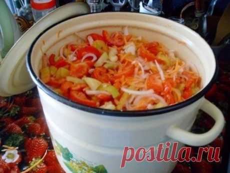 Салат на зиму "Остряк". - ВКУСНОТИЩА НЕОБЫКНОВЕННАЯ!!! 

ОБЯЗАТЕЛЬНО сохраняйте СЕБЕ такое СОКРОВИЩЕ 
Болгарский перец – 1 кг., 
+ зрелые помидоры – 3 кг., 
+ репчатый лук – 1 кг., 
+ морковь – 1 кг., 
+ сахар – 6 ст. ложек с горкой, 
+ растительное масло – 300 гр., 
+ уксус 6% – 6 ст. ложек, 
+ соль – 6 ст. ложек без горки. 

Рецепт приготовления салата на зиму "Остряк": 
Овощи хорошо промыть и обсушить. 

Помидоры нарезать ломтиками, лук – полукольцами. 

Сладкий перец и...