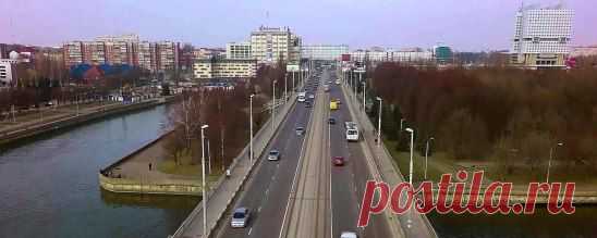 Калининград. Эстакадный мост Ленинского проспекта. Когда-то тут был Зелёный мост, через который проходила Кнайпхофише Ланггассе и, пройдя Лавочный мост, продолжалась уже как Кантштрассе до Королевского замка. Фото с квадрокоптера 2015 год.