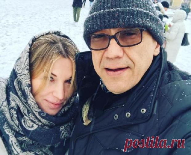 Дочь Егора Кончаловского и Любови Толкалиной отдыхает на пляже в окружении сельхоз животных