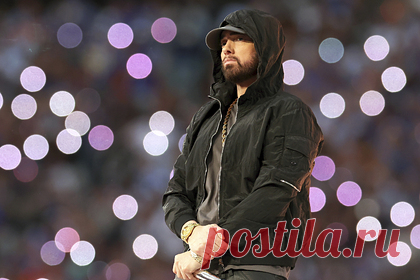 Брови Эминема на концерте озадачили фанатов. Американский рэпер Маршалл Мэтерс III, более известный как Эминем, выступил на Super Bowl 2022 и озадачил поклонников. Певец появился на концерте в честь финального матча чемпионата Национальной футбольной лиги США. Пользователи обратили внимание на его брови и бороду, которые, по их мнению, выглядят чересчур темными.